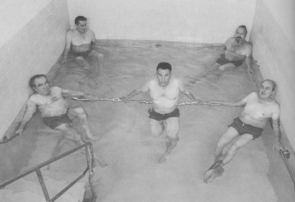 Piscina per la riabilitazione motoria allo stabilimento di cure termali di Baden, intorno al 1980
