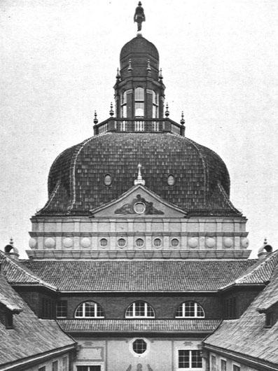 La cupola vista dal lato che si affaccia sul cortile.