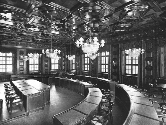 La sfarzosa sala del Consiglio di amministrazione nella torre dell'edificio principale.