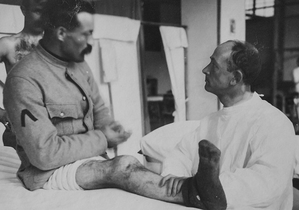Un trattamento medico eseguito nella sala visite dello stabilimento sanitario militare.