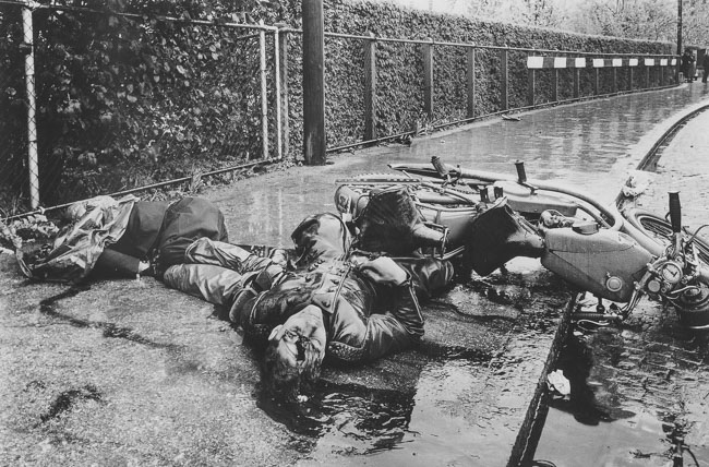 Prevenzione degli infortuni a carattere deterrente: foto che mostra un infortunio in moto nel 1960