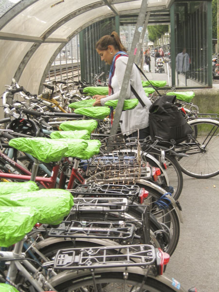 Prevenzione degli infortuni mediante azioni di «guerrilla»: tanti sellini rivestiti di verde nel 2003