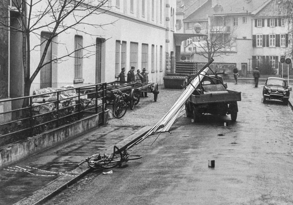Incidente stradale tra una bici e un furgone, 1950