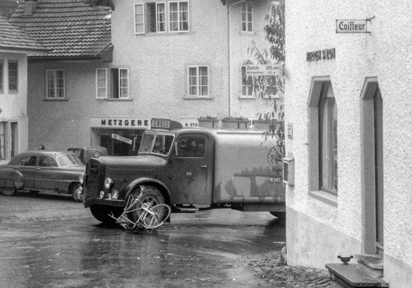 Incidente stradale tra una bici e un furgone, 1970